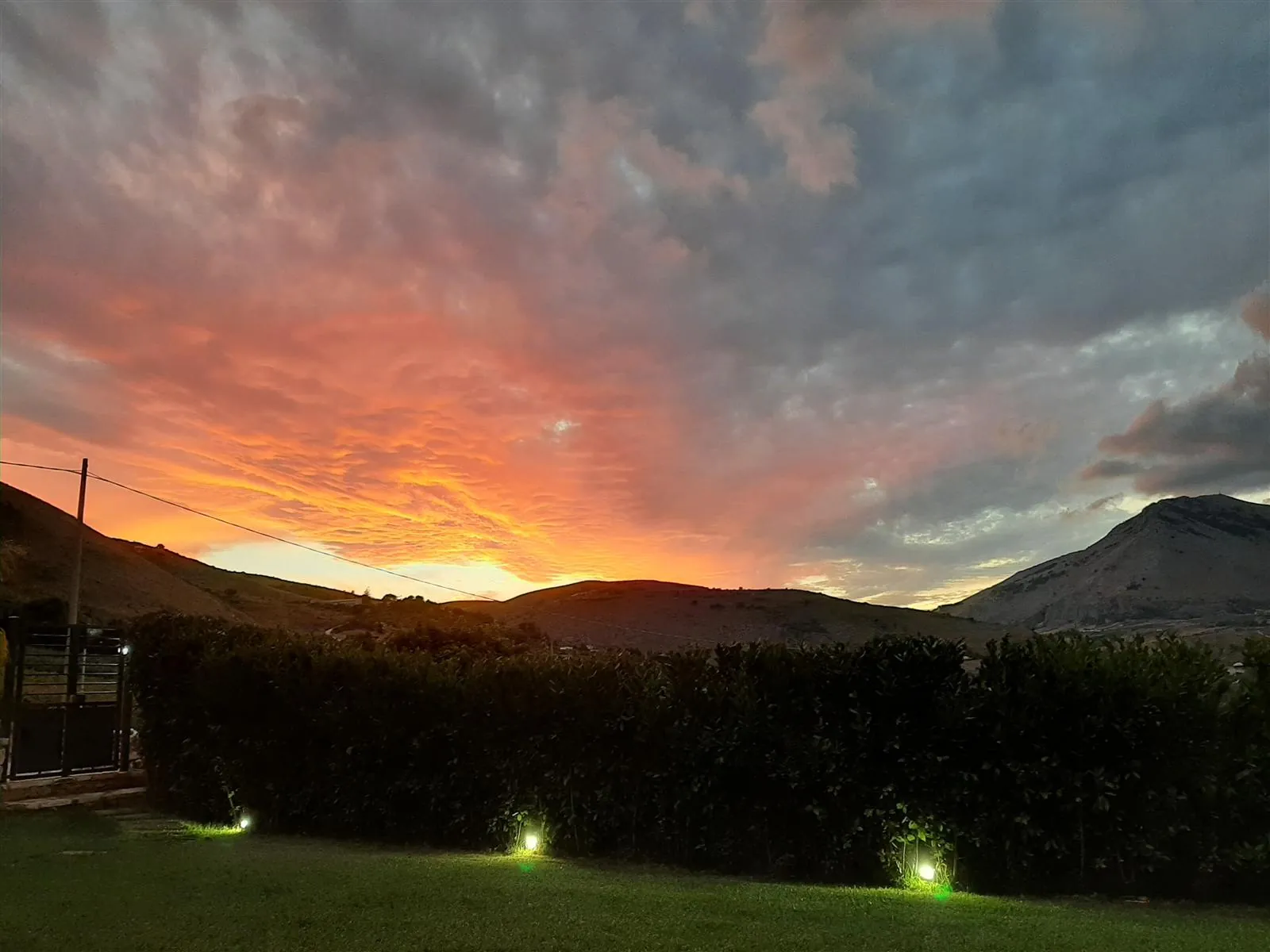 Tramonto sui monti di Castellammare del Golfo visto da Villa Cristina
